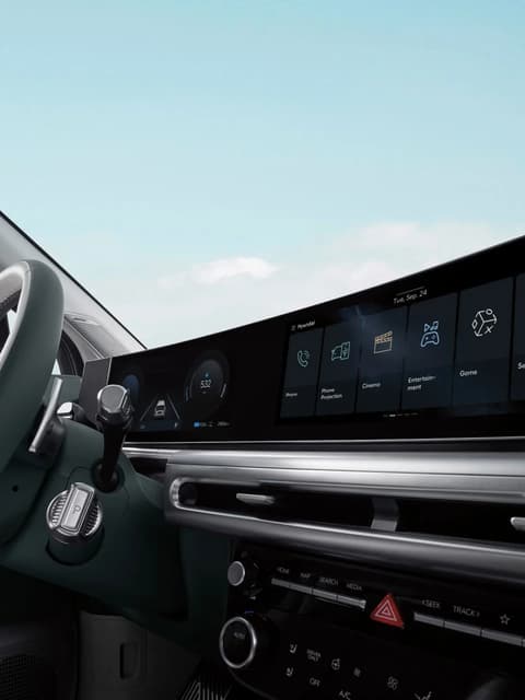 Панорамен извит дисплей в Hyundai IONIQ 9 с 12.3” дигитален клъстер и 12.3” централен сензорен дисплей.