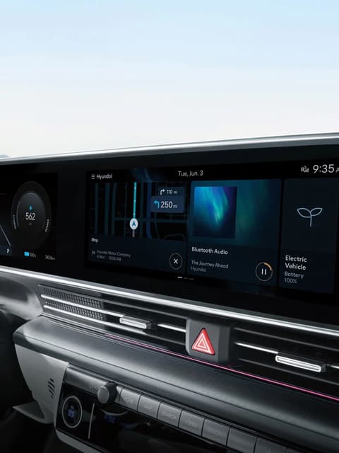 Hyundai IONIQ 6 с музикален стрийминг върху инфотейнмънт екрана.