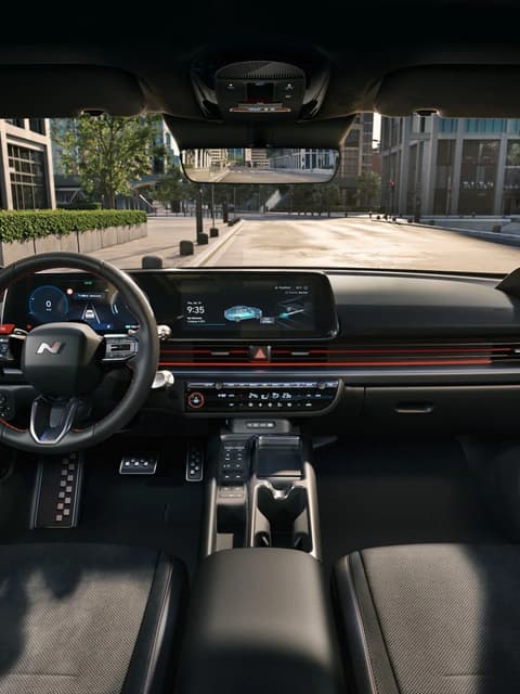 Спортният интериор на новия Hyundai IONIQ 6 N Line, гледан от задните седалки.