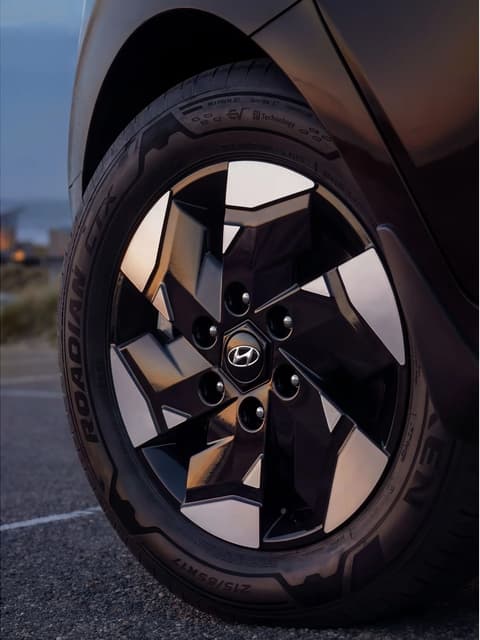 Близък план на алуминиева джанта на Hyundai STARIA Electric с геометрични дизайнерски елементи.