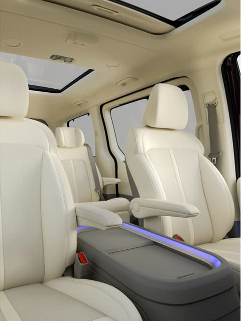 Задни седалки в Hyundai STARIA Electric с индивидуални седалки, подлакътници и панорамен покрив.