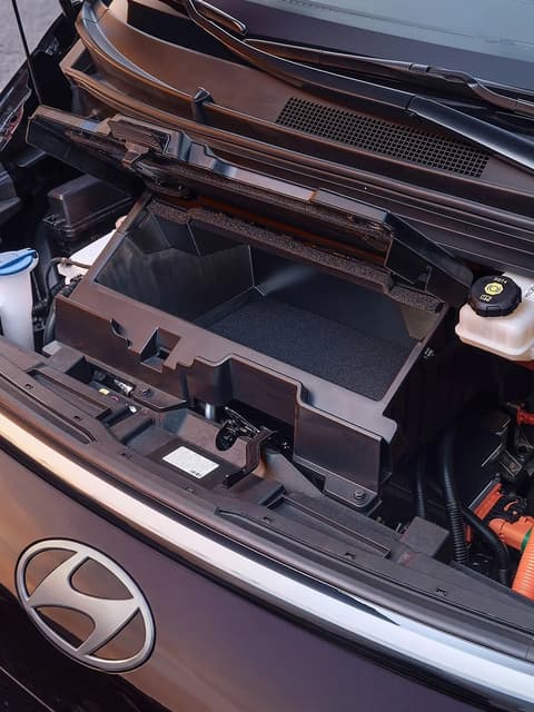 Предно багажно отделение на Hyundai STARIA Electric, показващо допълнително място за съхранение.