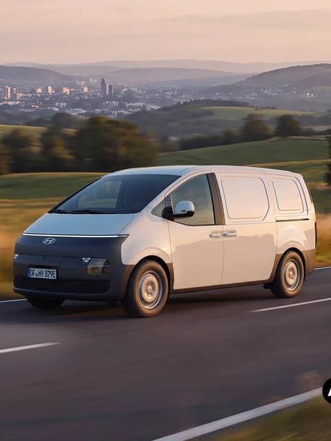 Hyundai STARIA Cargo по път в селска местност.