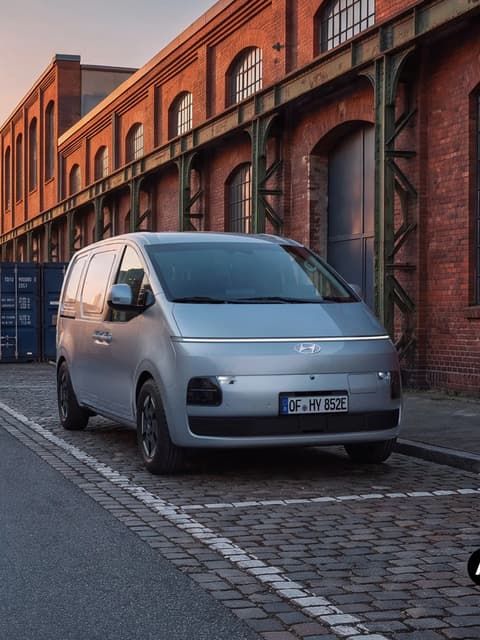Hyundai STARIA Cargo, паркиран в индустриална зона.