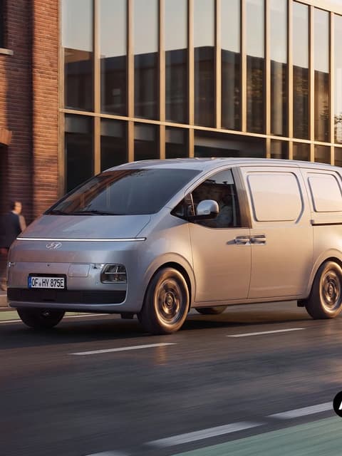 Hyundai STARIA Cargo отпред в движение по градски път.