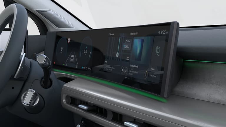 Извит панорамен дисплей на IONIQ 9, показващ Дигитални функции и услуги.