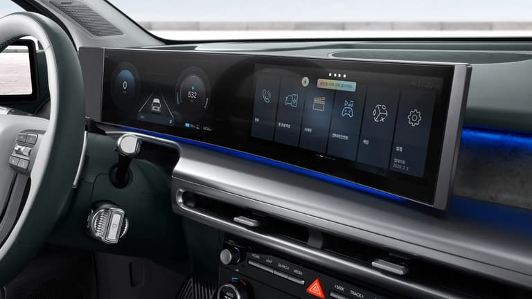 Извит панорамен дисплей на IONIQ 9, показващ Hyundai AI асистент.