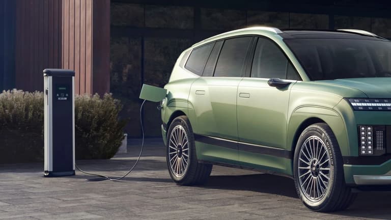 Електрическият SUV Hyundai IONIQ 9 е включен към зарядна станция.