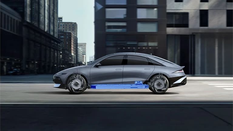 Hyundai IONIQ 6, показан с рентгенов изглед на батерийния модул.
