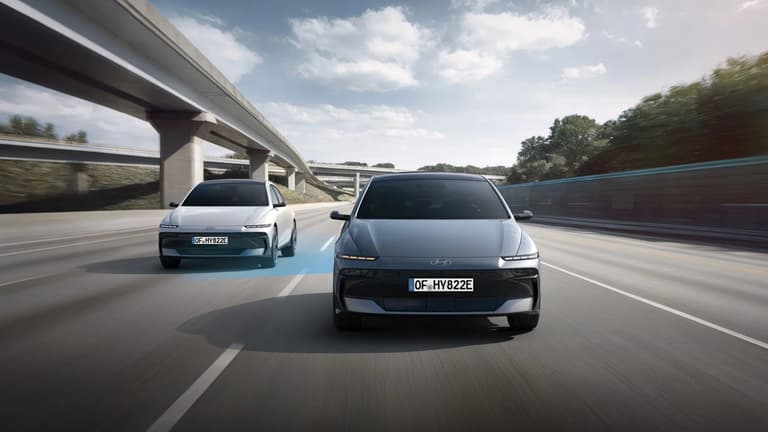 Два IONIQ 6, илюстриращи сензорите, използвани от Highway Driving Assist 2 при автономно шофиране ниво 2.