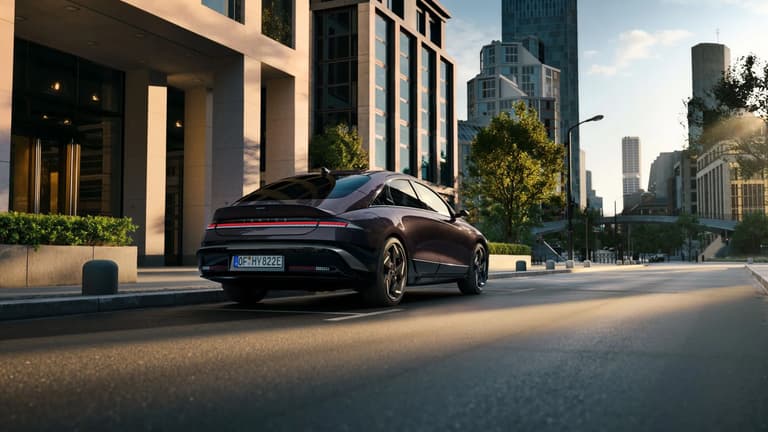 Hyundai IONIQ 6 електрически седан, сниман отзад и в профил, паркиран на градска улица.