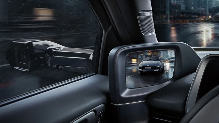 Дигитални странични огледала и вътрешен екран на новия Hyundai IONIQ 6 електрически седан.