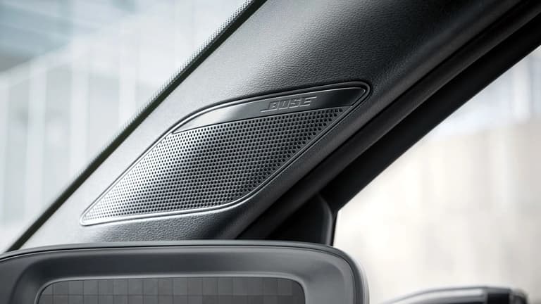 Високоговорител в А-колонката на интериора на Hyundai IONIQ 6, близо до предното стъкло.