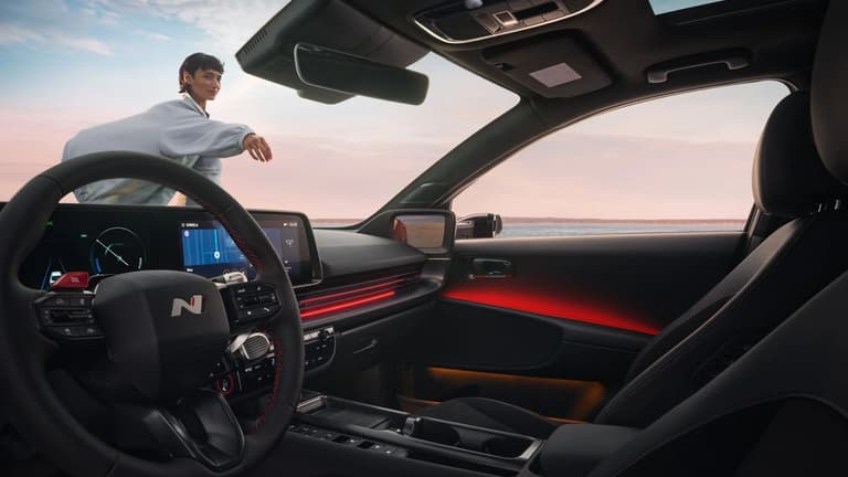 Спортни червени акценти във вътрешността на кокпита на Hyundai IONIQ 6 N Line електрически седан.
