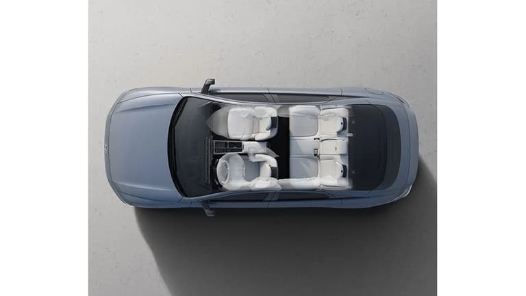 Новият IONIQ 6, показан отгоре с рентгенов изглед през покрива, с видими 7 въздушни възглавници.