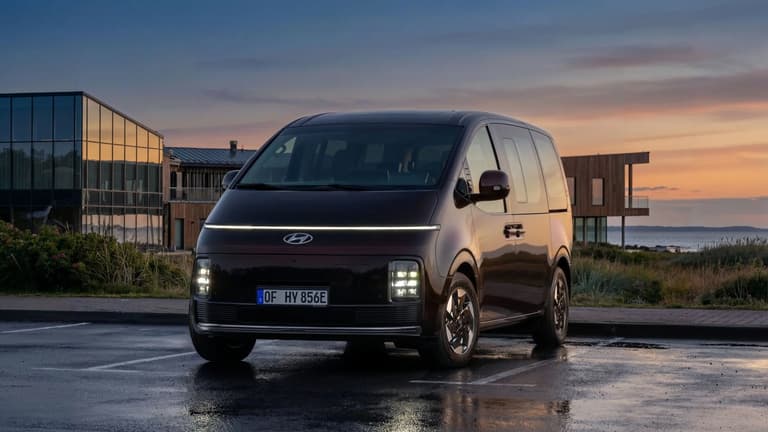 Hyundai STARIA Electric в преден изглед със залез на заден план.