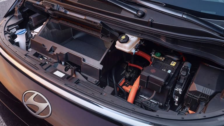 Преден багажник на Hyundai STARIA Electric, показващ допълнително пространство за съхранение.