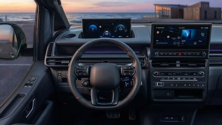 Табло на Hyundai STARIA Electric, показващо двойни екрани и волан.