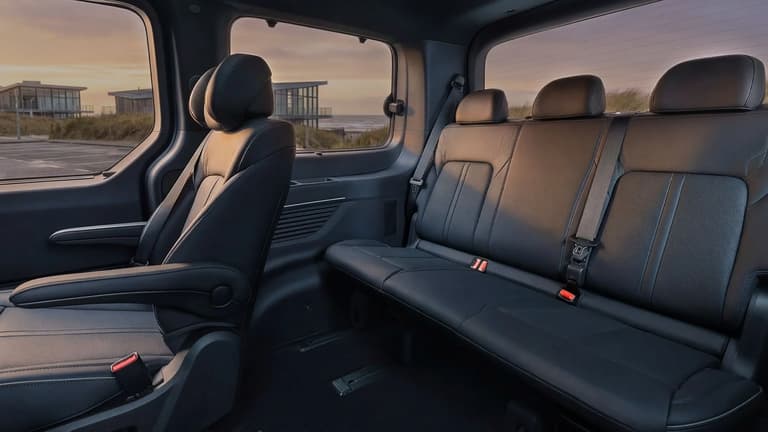 Задна част на интериора на Hyundai STARIA Electric с триместна пейка и единична седалка.