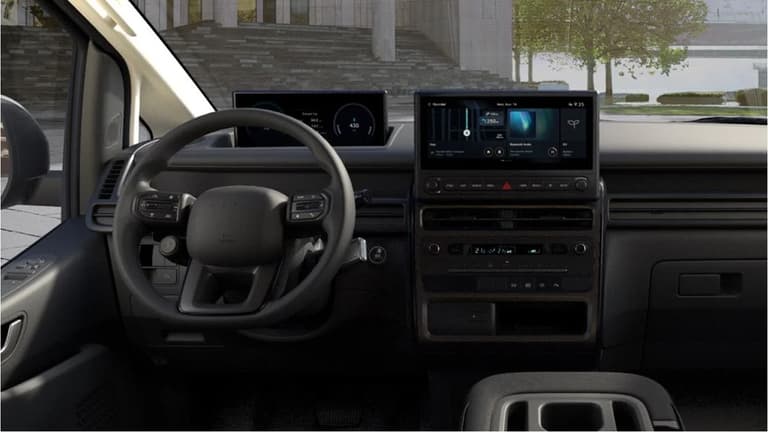 Таблото и инфотейнмънт дисплеят на Hyundai STARIA Cargo.