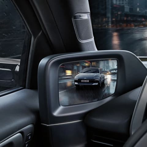 Новите дигитални странични огледала и вътрешния монитор на новия Hyundai IONIQ 6, електрически седан.
