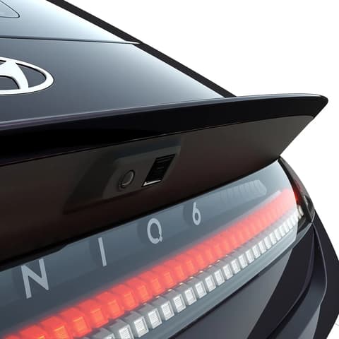 Детайл от задното лого на IONIQ 6 и осветените Parametric Pixels в задната част.