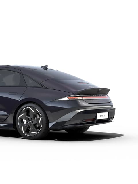 Hyundai IONIQ 6, електрически седан, детайл на заден 3/4 изглед.