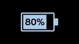 Икона на батерия с 80% заряд, илюстрирана в синьо върху черен фон.