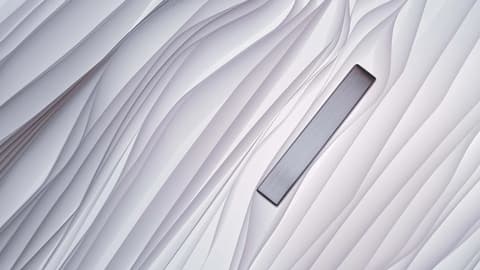 Текстуриран мотив от вертикални линии, наподобяващ пластове плат.