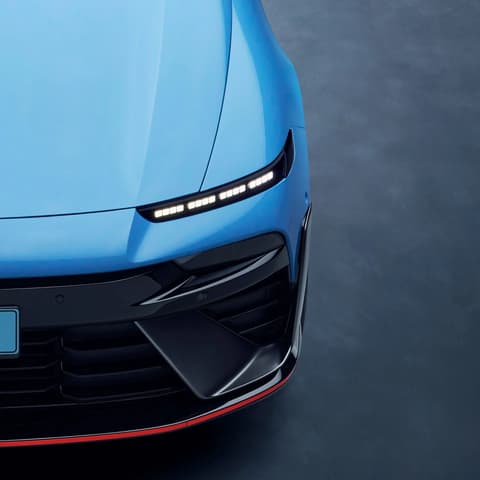 Детайл от предната броня на Hyundai IONIQ 6 N с елегантен дизайн и модерни светлини.