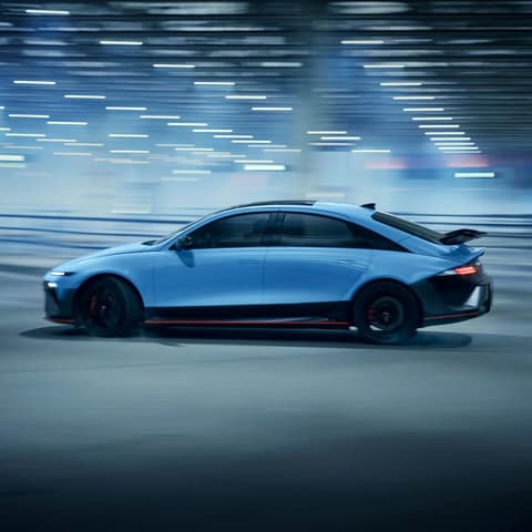 Hyundai IONIQ 6N в движение странично, с акцент върху скоростта и аеродинамичната ефективност.