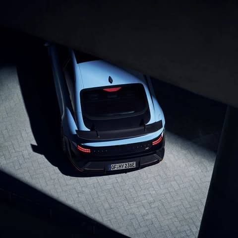 Изглед отгоре на Hyundai IONIQ 6N под мост, с акцент върху задното крило и аеродинамичния профил.