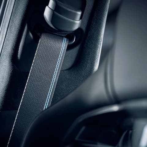 Детайл от предпазен колан със син акцент, показващ безопасните характеристики в интериора на Hyundai IONIQ 6 N.