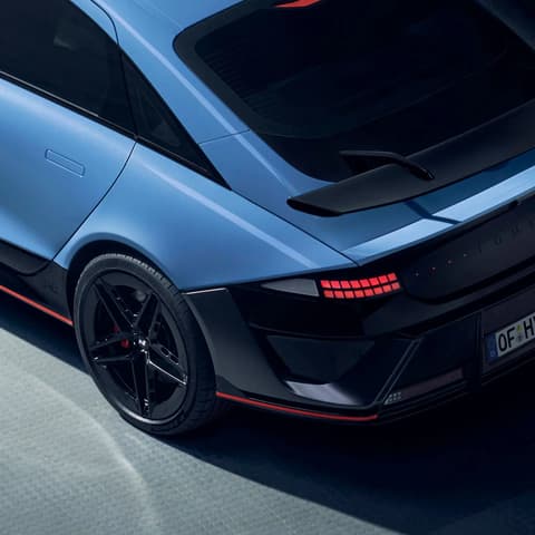 Изглед отгоре на задната част на Hyundai IONIQ 6 N с акцент върху аеродинамиката и задния спойлер.