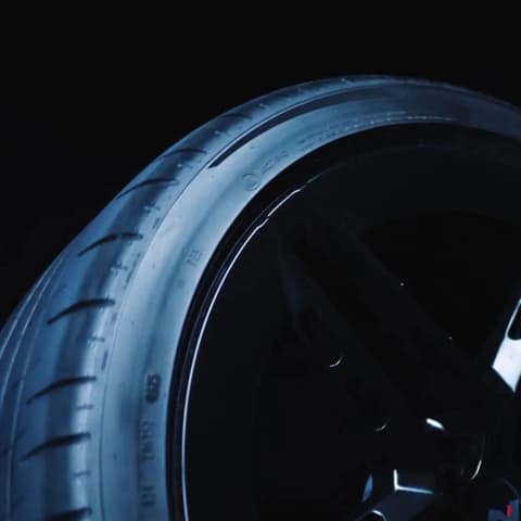 Детайл от гума на Hyundai IONIQ 6 N, подчертаващ дизайн и шарка на грайфера на тъмен фон.