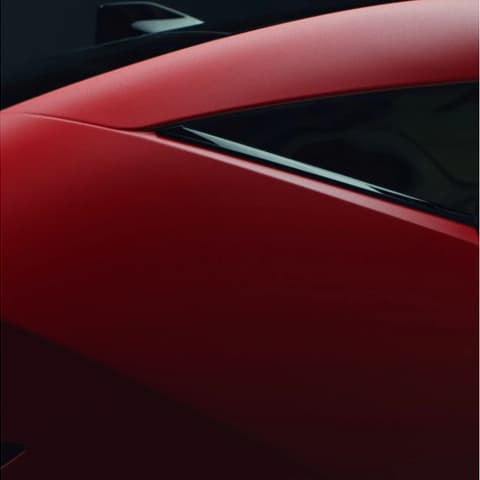 Червен Hyundai IONIQ 3 – детайл от C-колоната с акцент върху елегантните външни линии.