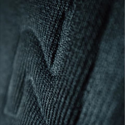 Плат и шевове във вътрешността на Hyundai IONIQ 3 отблизо – в тъмносиньо и черно.