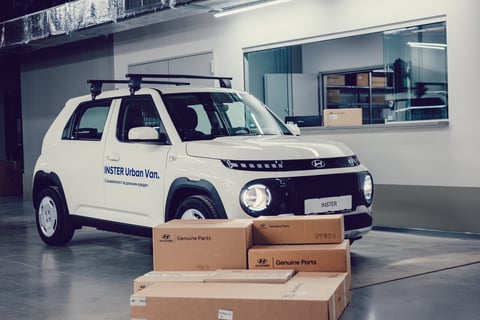 Задна част на Hyundai INSTER Cross, паркиран на градска улица.