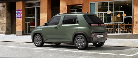 Задна част на Hyundai INSTER Cross, паркиран на градска улица.