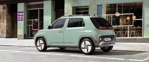 Hyundai INSTER Lounge в Glow Mint, паркиран на градска улица.