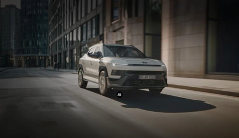 Hyundai BAYON N Line в движение по градска улица.