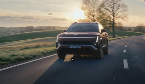 Hyundai TUCSON се движи по път на фона на залязващо слънце.