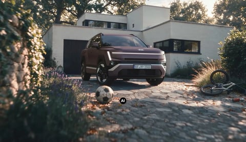Hyundai TUCSON, паркиран на алея пред жилищна къща.