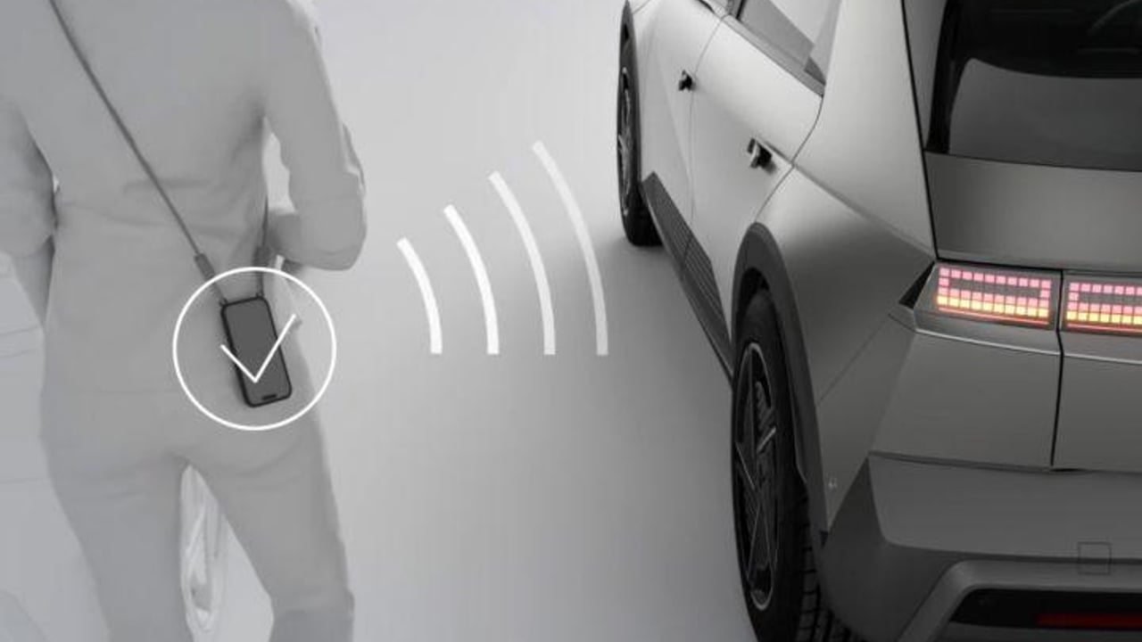 Illustration of Hyundai Digital Key 2 opening door of IONIQ 5.