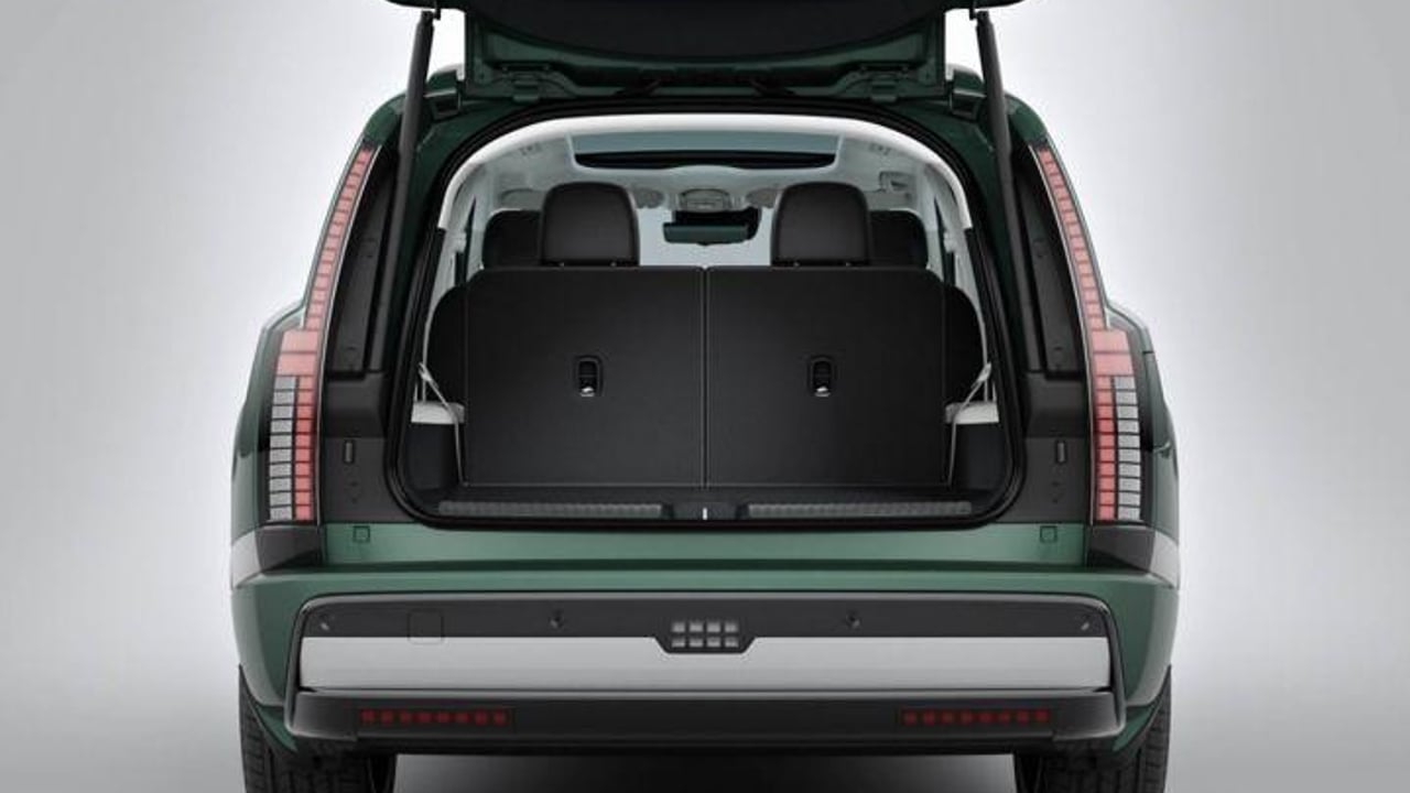 Animation showing 2494 litres of cargo capacity with 2nd and 3rd rows flat in the Hyundai IONIQ 9.