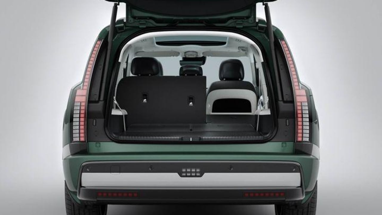 Animation showing the extra-large boot with 338-litre capacity in the Hyundai IONIQ 9.