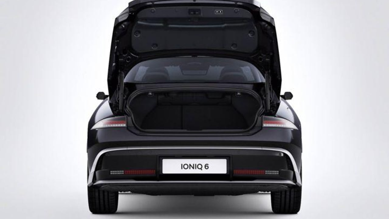 Video showing access to an ample 401 litres of luggage space in the Hyundai IONIQ 6.