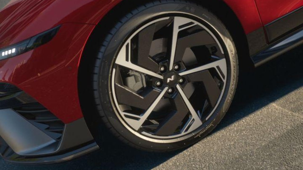 Video showing the 20 inch alloy wheels of the IONIQ 6 N Line