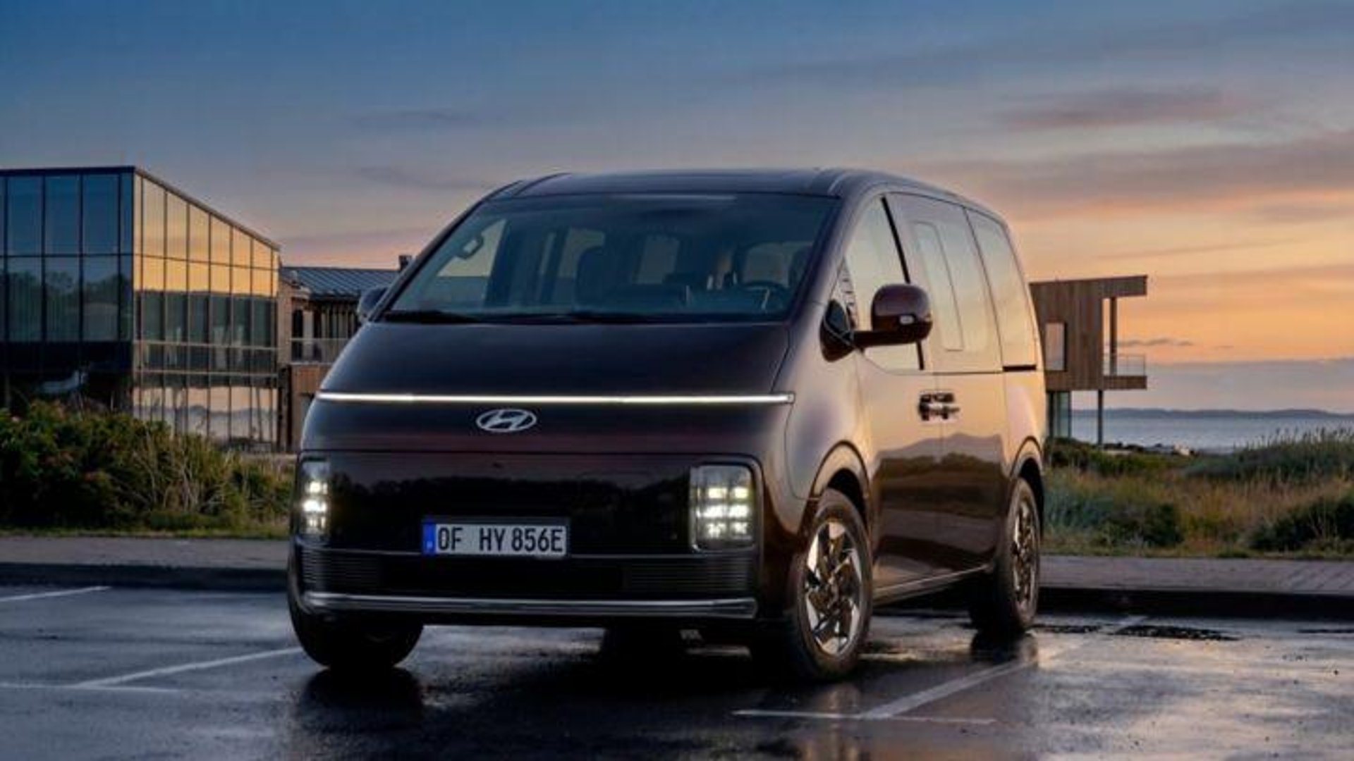 Hyundai STARIA Electric viewed from the front, with a sunset in the background.