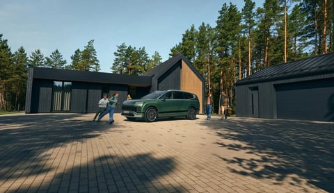 Страничен изглед на Hyundai IONIQ 9 електрически SUV с деца, които тичат около него пред къща.